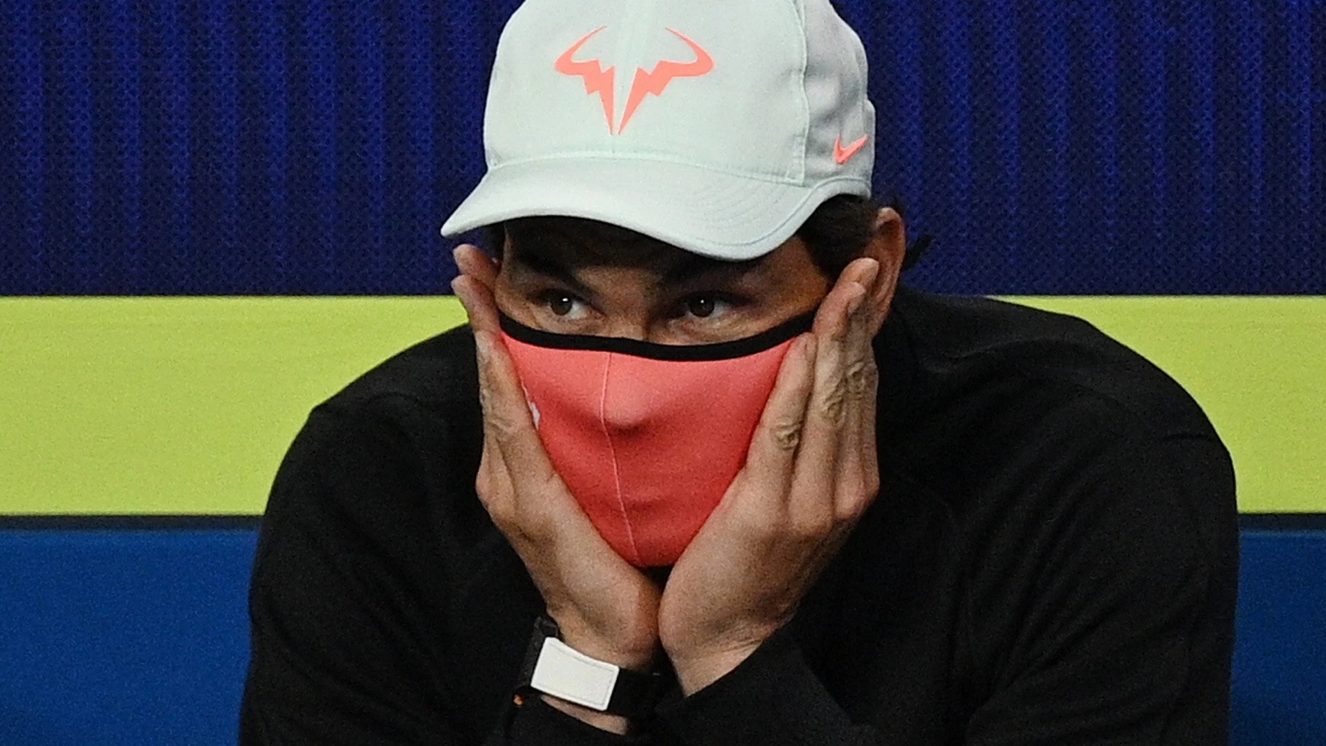 Rafael Nadal, protegido con una máscara contra la Covid-19 Rafael Nadal tests positive for Covid-19 (Tenis, Italia, España, Reino Unido) EFE/EPA/DEAN LEWINS AUSTRALIA AND NEW ZEALAND OUT *** Local Caption *** 56674863