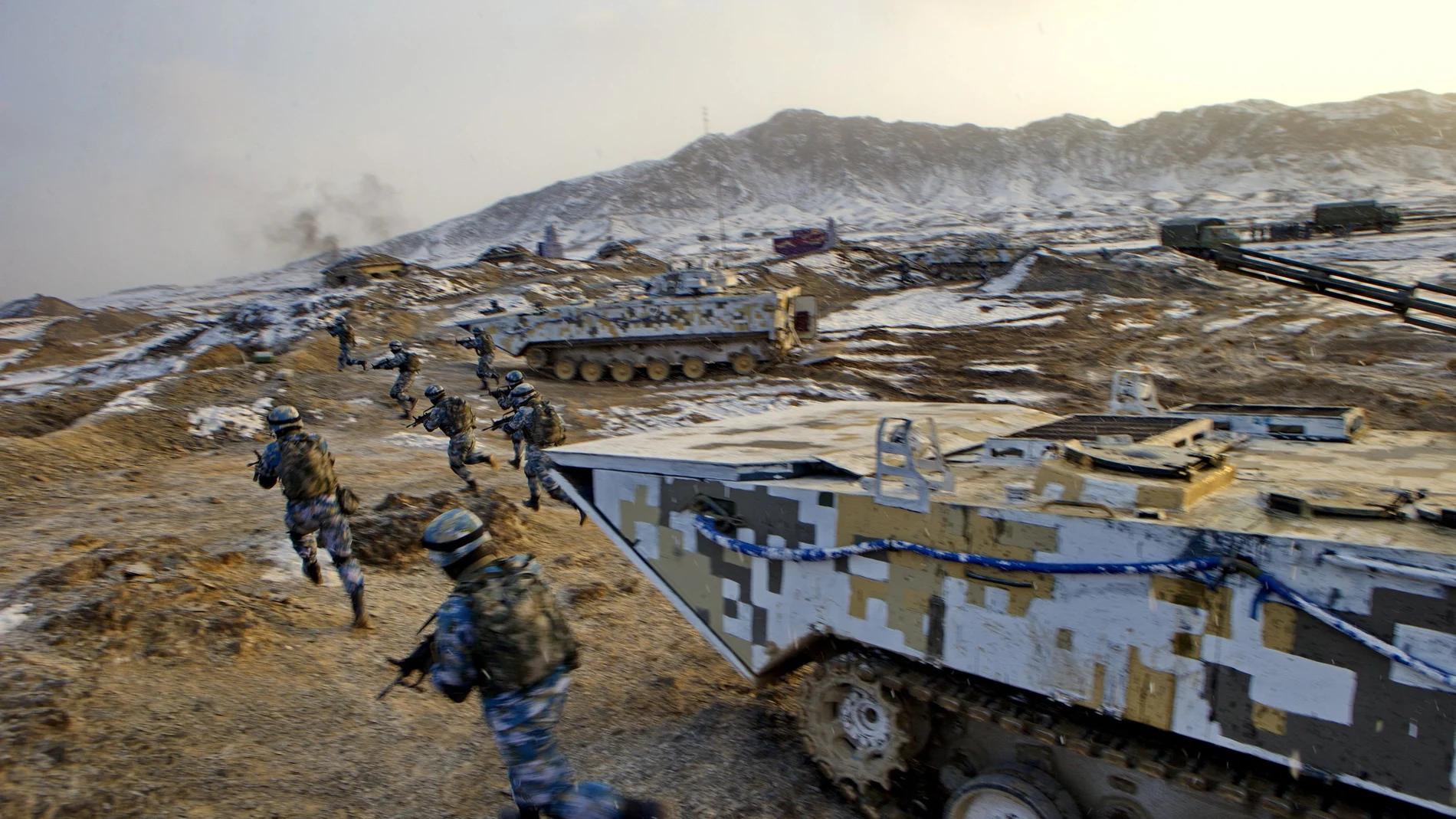 Soldados del Ejército Popular de Liberación de China durante un entrenamiento en la base de Bayingol, en la región de Uighur