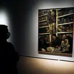 Una mujer contempla la nueva exposición de la muestra 'Solana y Romero de Torres. Una historia del arte español en negro'.