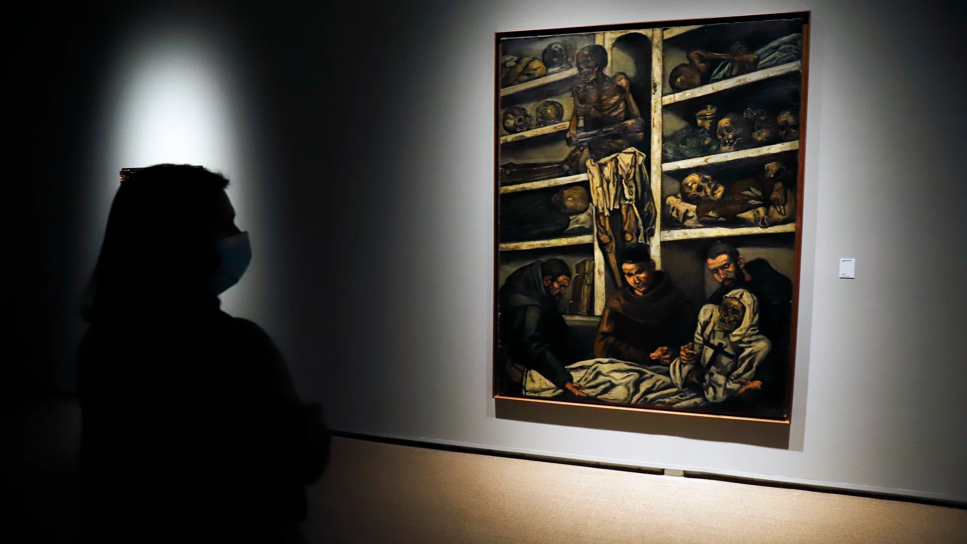 Una mujer contempla la nueva exposición de la muestra 'Solana y Romero de Torres. Una historia del arte español en negro'.