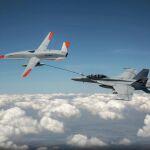 Un dron MQ-25 en una prueba de repostaje de un caza