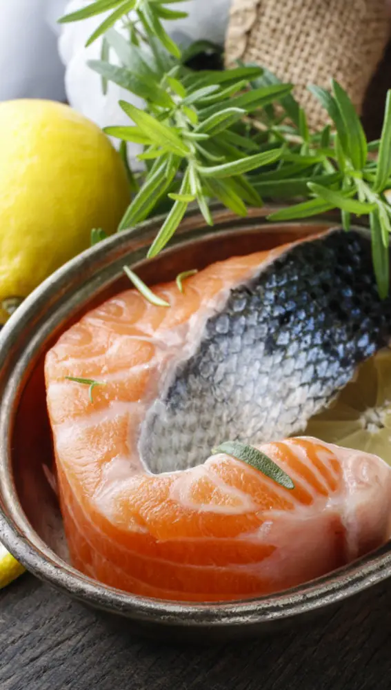 Comer al menos dos porciones de pescado a la semana, especialmente pescado rico en ácidos grasos omega-3, parece reducir el riesgo de enfermedad cardíaca