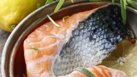 Comer al menos dos porciones de pescado a la semana, especialmente pescado rico en ácidos grasos omega-3, parece reducir el riesgo de enfermedad cardíaca