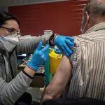 El profesor Daniel Prieto-Alhambra anima a vacunarse como único remedio ante la propagación del virus y sus mutaciones