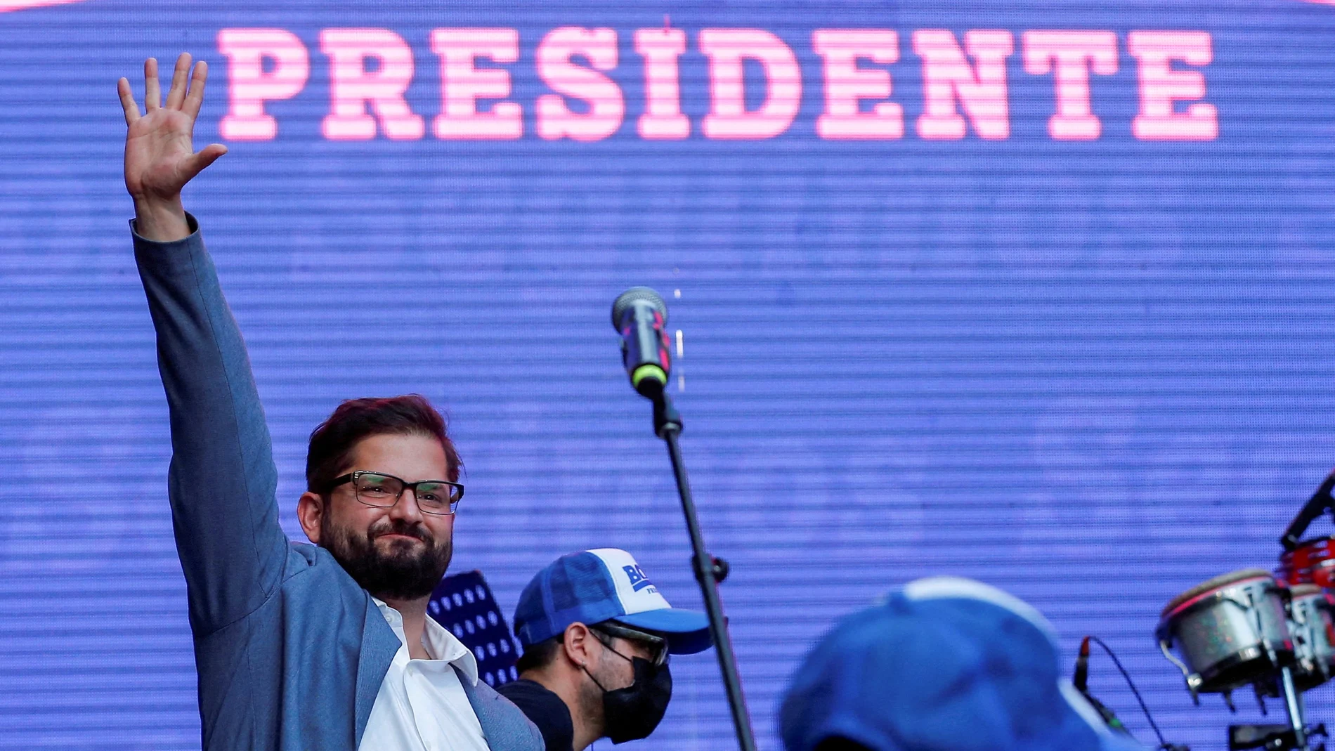 FILE PHOTO: Chilean presidential candidate Gabriel Boric waves during his closing campaign rally in Santiago, Chile, December 16, 2021. REUTERS/Rodrigo Garrido/File Photo