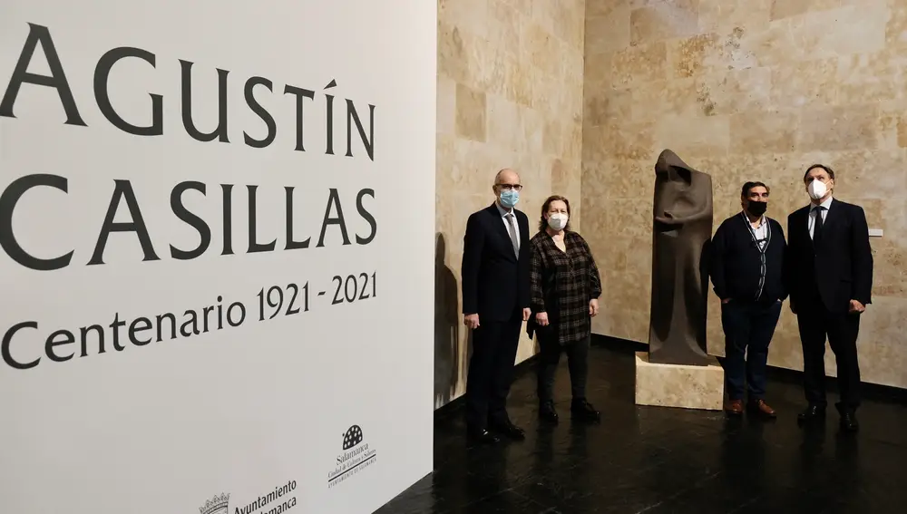 El alcalde de Salamanca, Carlos García Carbayo, el presidente de la Diputación Provincial de Salamanca, Javier Iglesias, y los hijos del escultor salmantino Agustín Casillas, Lydia y Antonio, presentan la exposición ‘Agustín Casillas. Centenario (1921-2021)’