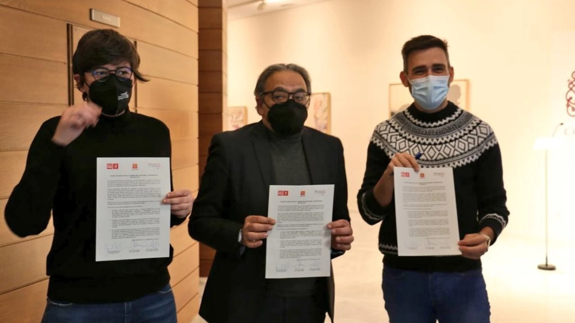 Pilar Lima, Manolo Mata y Fran Ferri tras la firma para implantar la tasa