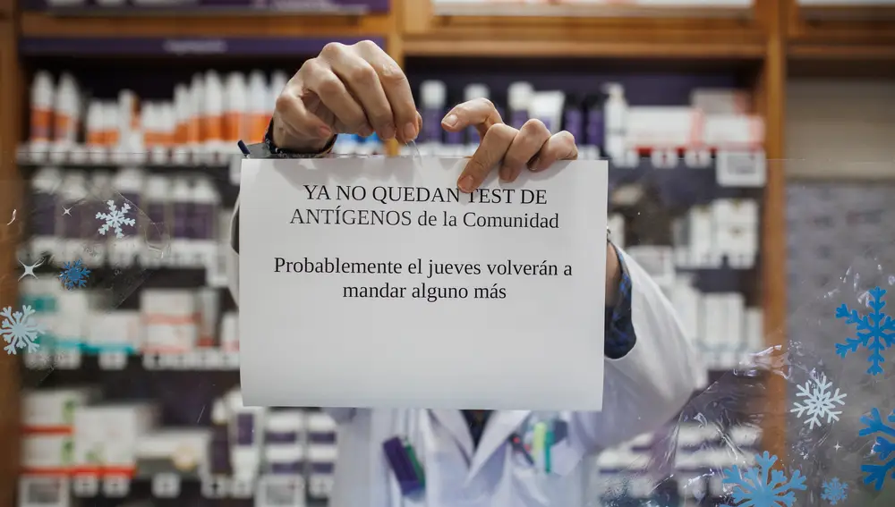 El farmacéutico cuelga el cartel de que los test de antígenos de la Comunidad de Madrid están agotados | Alejandro Martínez Vélez / Europa Press