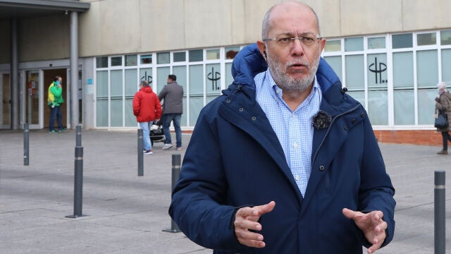 El ex vicepresidente de la Junta de Castilla Y León, Francisco Igea, atiende a Antena 3, junto al hospital Río Carrión de Palencia donde ha pedido reincorporarse a su trabajo como médico