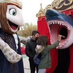 Una niña deposita su carta en el tibuzón del Oceanogràfic