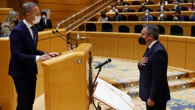 El secretario general del PSOE andaluz, Juan Espadas (d), promete su cargo en el Senado