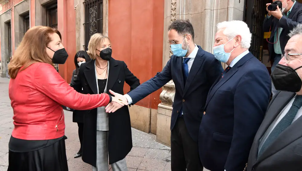 Pepe Lugo saluda a la consejera de Agricultura, Carmen Crespo, en presencia de María Jesús Catalá y Antonio Piñero
