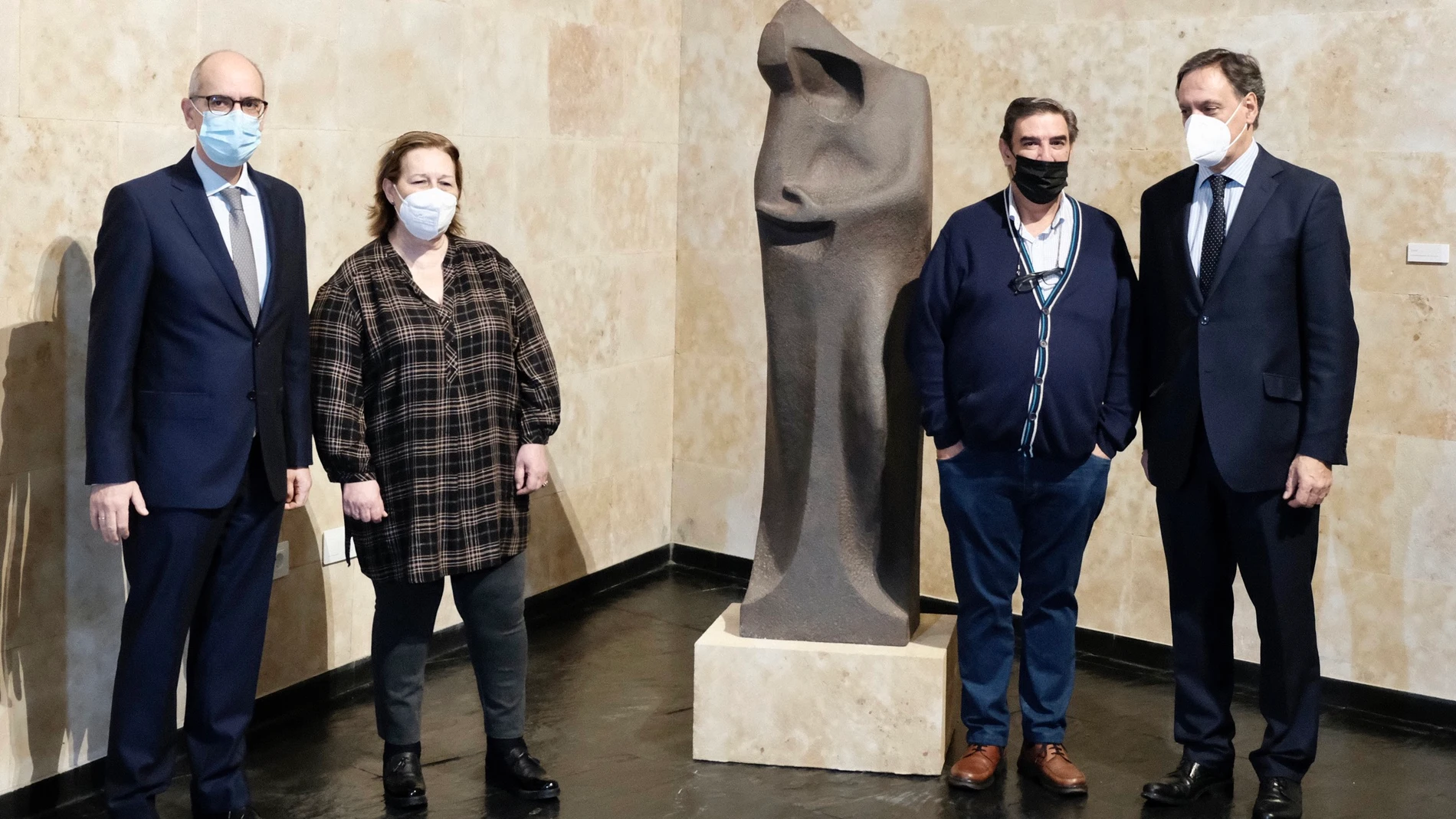 El alcalde de Salamanca, Carlos García Carbayo, el presidente de la Diputación Provincial de Salamanca, Javier Iglesias, y los hijos del escultor salmantino Agustín Casillas, Lydia y Antonio, presentan la exposición ‘Agustín Casillas. Centenario (1921-2021)’