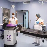 El robot Xenex utiliza luz ultravioleta para destruir microorganismos patógenos en pocos minutos.