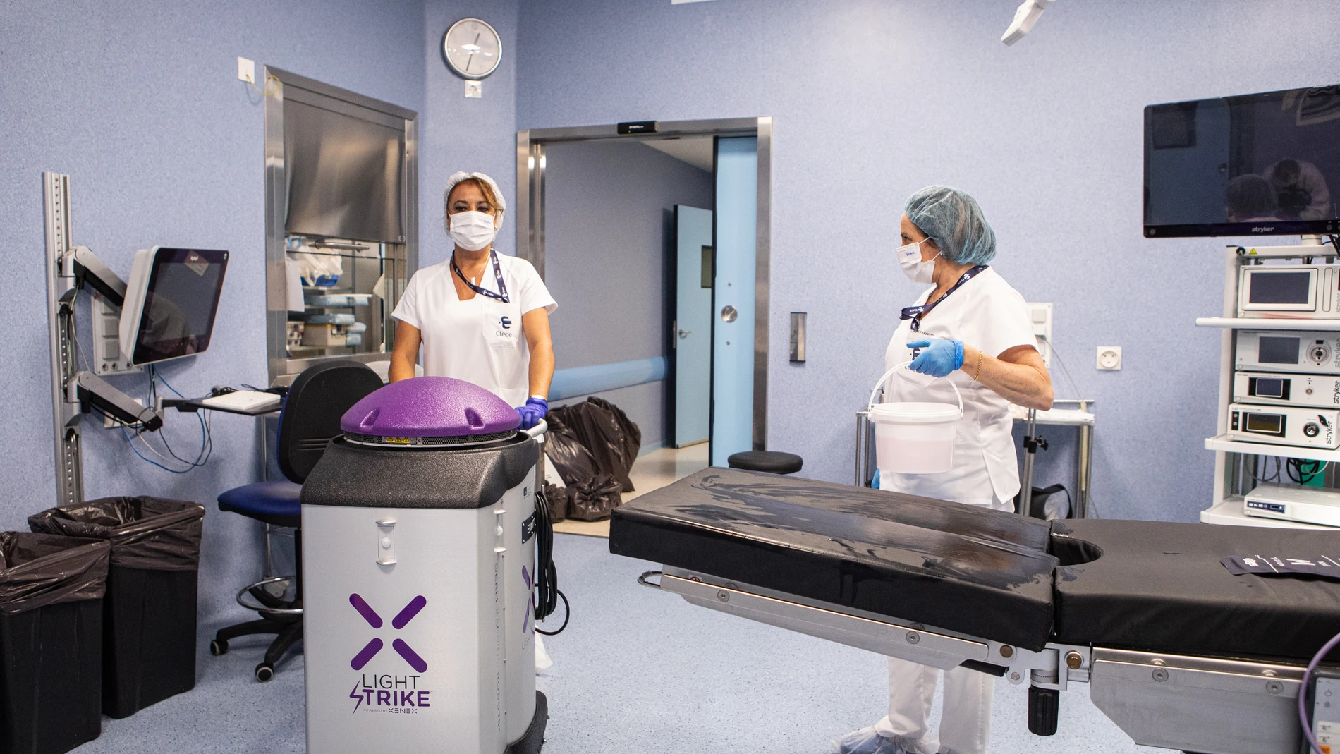 El robot Xenex utiliza luz ultravioleta para destruir microorganismos patógenos en pocos minutos.