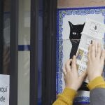 Una persona frota un billete de Lotería de Navidad por el azulejo de la Administración de Lotería el Gato Negro de Sevilla. Joaquín Corchero / Europa Press