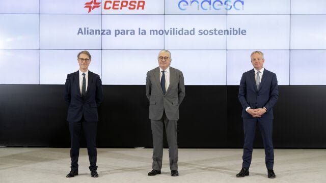 De izquierda a derecha. el CEO de Cepsa, Philippe Boisseau; el consejero delegado de Endesa, José Bogas, y el futuro CEO de Cepsa a partir del 1 de enero de 2022, Maarten Wetselaar