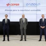 De izquierda a derecha. el CEO de Cepsa, Philippe Boisseau; el consejero delegado de Endesa, José Bogas, y el futuro CEO de Cepsa a partir del 1 de enero de 2022, Maarten Wetselaar