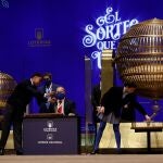 Los niños del Colegio de San Ildefonso cantan los premios del sorteo de la Lotería de Navidad 