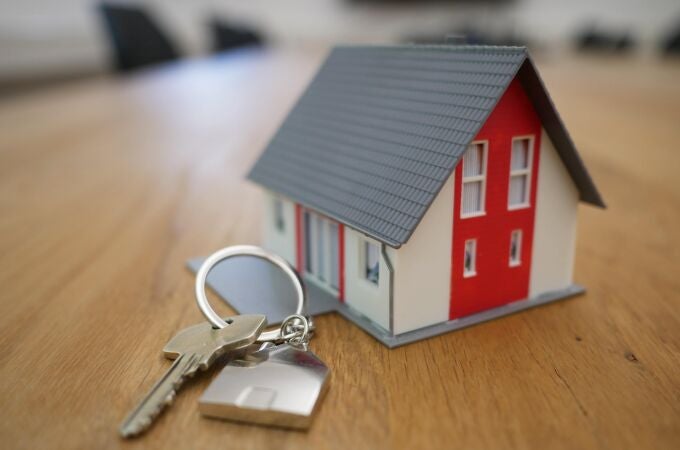 Una vivienda junto con llaves