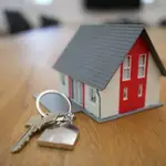 Una vivienda junto con llaves