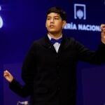 Un niño del Colegio de San Ildefonso canta el quinto premio 24198 del sorteo de la Lotería de Navidad celebrado en el Teatro Real de Madrid este miércoles. EFE/ Juan Carlos Hidalgo