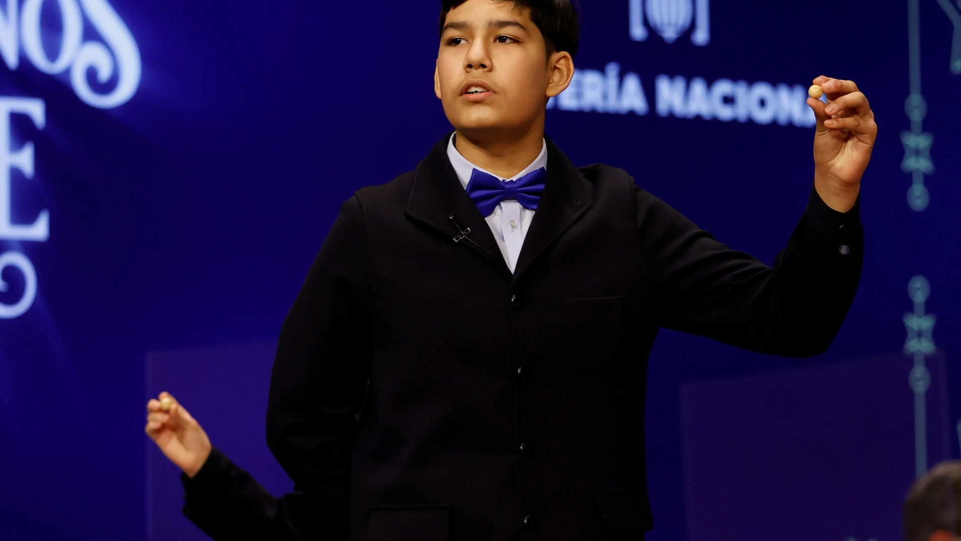 Un niño del Colegio de San Ildefonso canta el quinto premio 24198 del sorteo de la Lotería de Navidad celebrado en el Teatro Real de Madrid este miércoles. EFE/ Juan Carlos Hidalgo