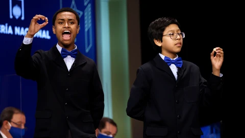 Niños del Colegio de San Ildefonso cantando un quinto premio. EFE/ Juan Carlos Hidalgo