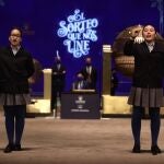 Paula Figuereo (i) y Yanisse Alexandra, dos de las niñas de la residencia de San Ildefonso, posan minutos después de cantar el primer premio 86.148, durante la celebración del Sorteo Extraordinario de la Lotería de Navidad 2021 en el Teatro Real de Madrid, a 22 de diciembre de 2021, en Madrid, (España). A diferencia del año pasado en el que la evolución de la pandemia hizo imposible la presencia de público, el sorteo de 2021 se celebra con aforo reducido de público. En esta edición se repartirán un total de 2.408 millones de euros en premios, la misma cantidad que en 2020. Entre los premios repartidos por la Lotería de Navidad destaca el popularmente conocido como 'Gordo' de Navidad, el primer premio, de 400.000 euros al décimo. 22 DICIEMBRE 2021;NAVIDAD;LOTERIA;TEATRO REAL;MADRID Eduardo Parra / Europa Press 22/12/2021