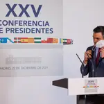 El presidente del Gobierno, Pedro Sánchez, se quita la mascarilla durante la rueda de prensa tras la Conferencia de Presidentes