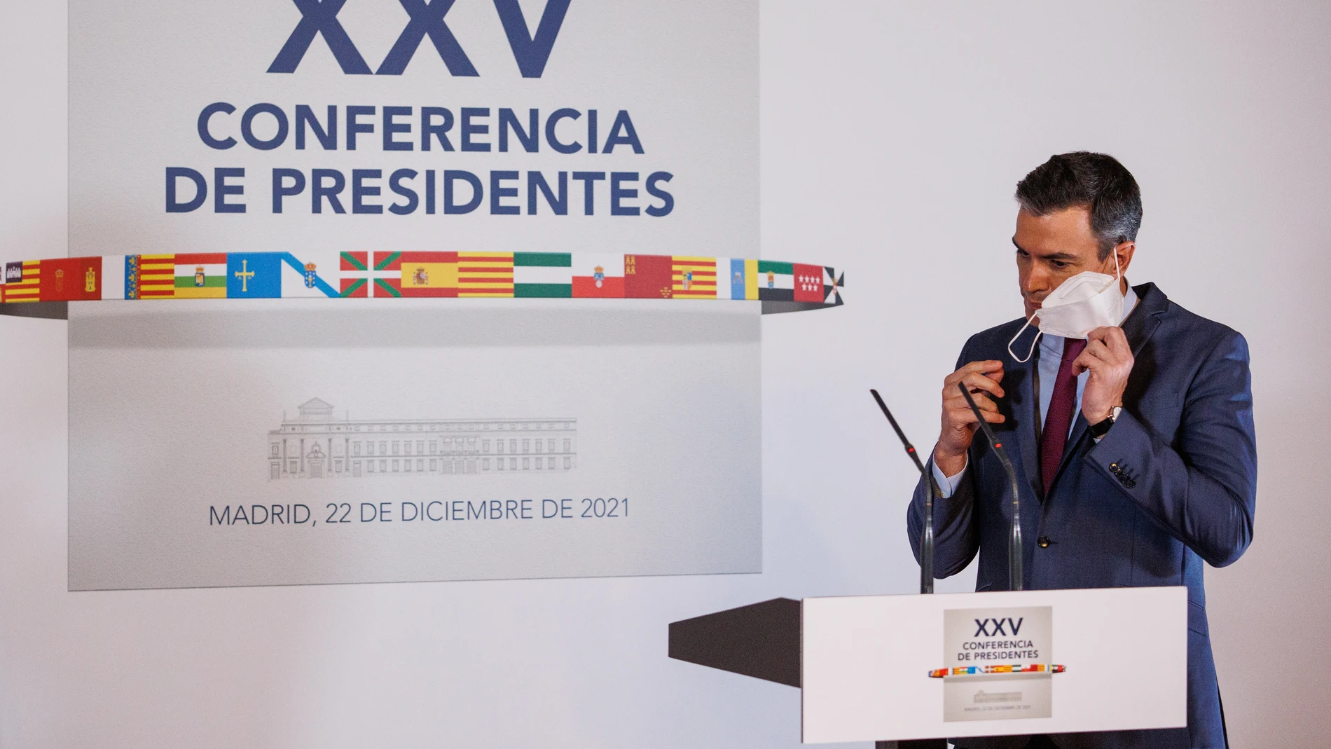 El presidente del Gobierno, Pedro Sánchez, se quita la mascarilla durante la rueda de prensa tras la Conferencia de Presidentes