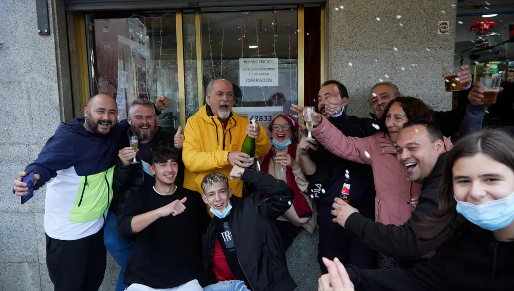 Varios clientes del Bar, La Bodega, celebran el premio dado por la administración 114 de Sevilla, a 22 de diciembre de 2021 en Sevilla | Joaquin Corchero / Europa Press