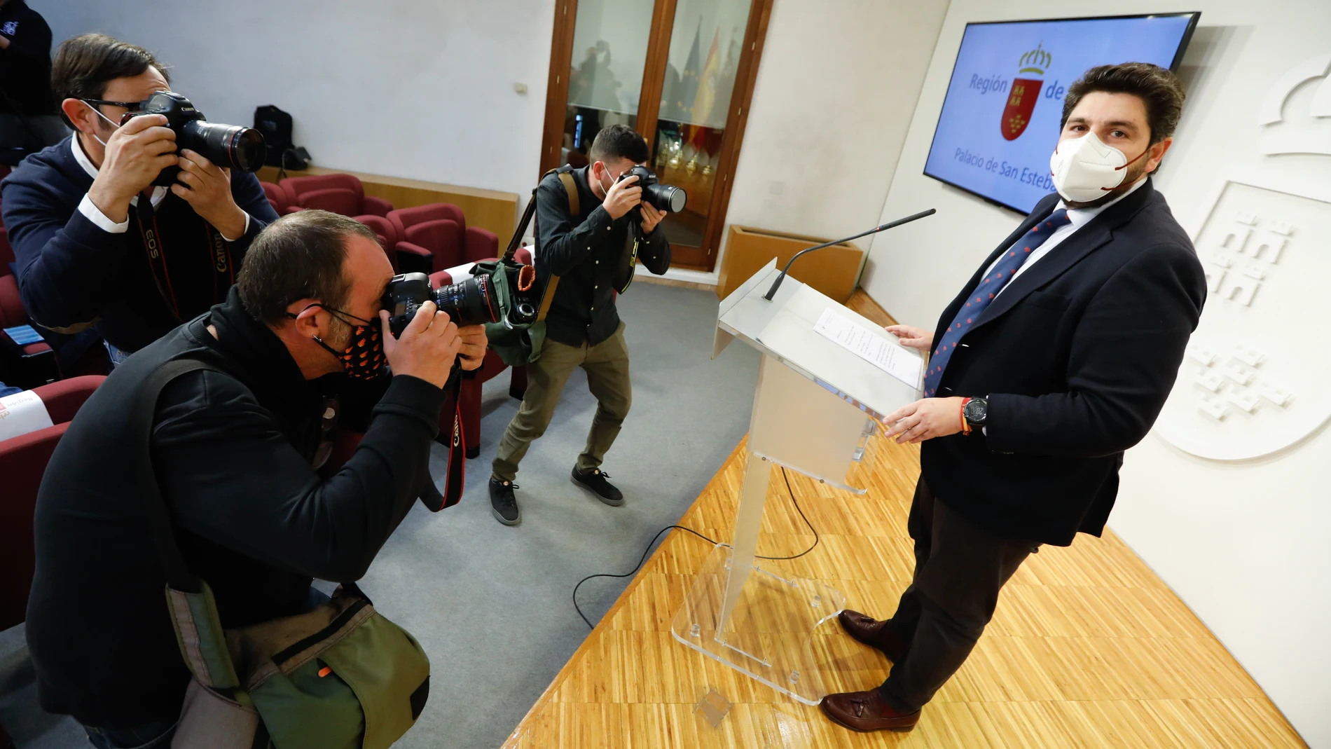 Medios de comunicación fotografían al presidente de la Región de Murcia, Fernando López Miras, durante una reunión por vía telemática de dirigentes autonómicos con el presidente del Gobierno central, en el Palacio de San Esteban