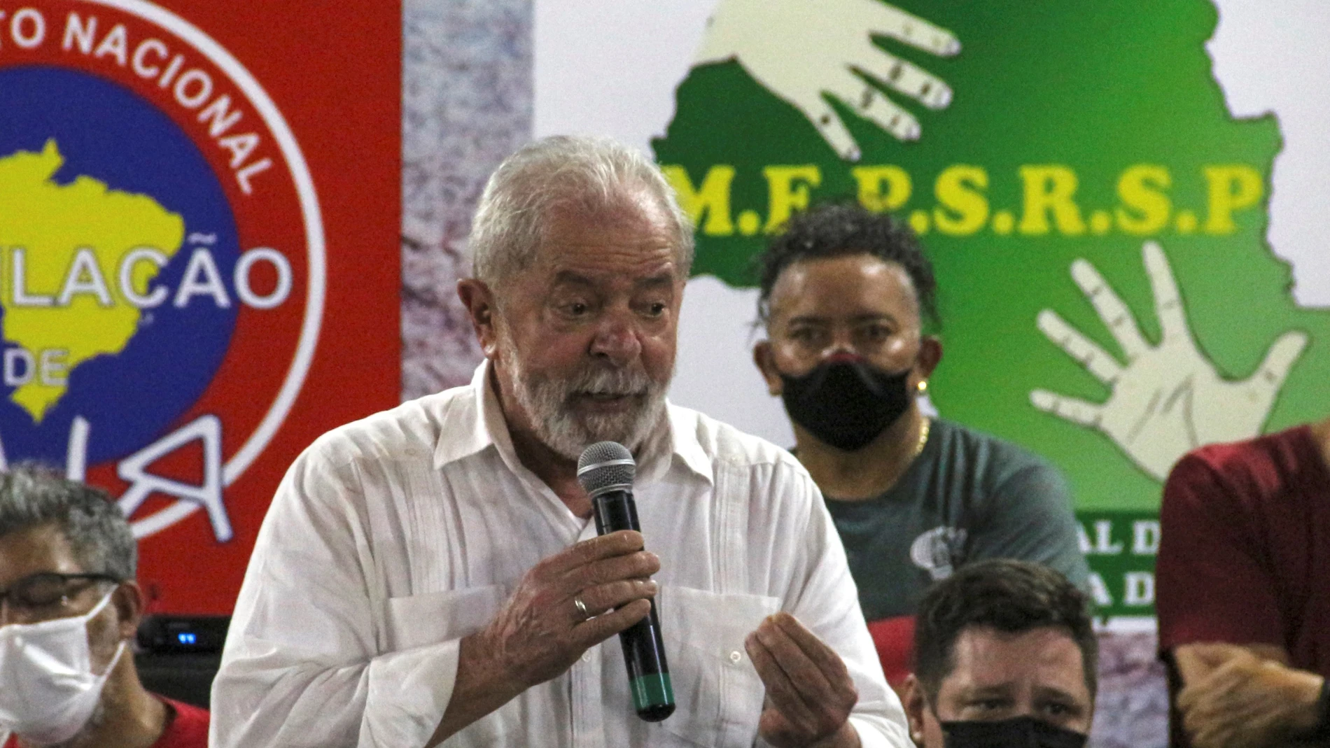 AME5848. SAO PAULO (BRASIL), 22/12/2021.- El exmandatario Luiz Inácio Lula da Silva asiste al encuentro con grupos de sintecho y recicladores, en vísperas de la Navidad hoy en Sao Paulo (Brasil). El exmandatario Luiz Inácio Lula da Silva, claro favorito para las elecciones de 2022 en Brasil, se puso a disposición este miércoles para "reparar" el país y librarlo de la "crisis de odio" en la que se ha instalado por culpa del presidente Jair Bolsonaro, a quien calificó de "psicópata". EFE/Carlos Meneses