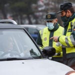 Dos agentes de la Guardia Civil realizan un control de alcohol y drogas a un hombre en la carretera A-1, a 23 de diciembre de 2021, en Madrid (España) | Fuente: Gustavo Valiente / Europa Press