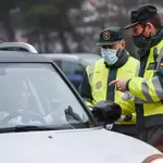 Dos agentes de la Guardia Civil realizan un control de alcohol y drogas a un hombre en la carretera A-1, a 23 de diciembre de 2021, en Madrid (España) | Fuente: Gustavo Valiente / Europa Press