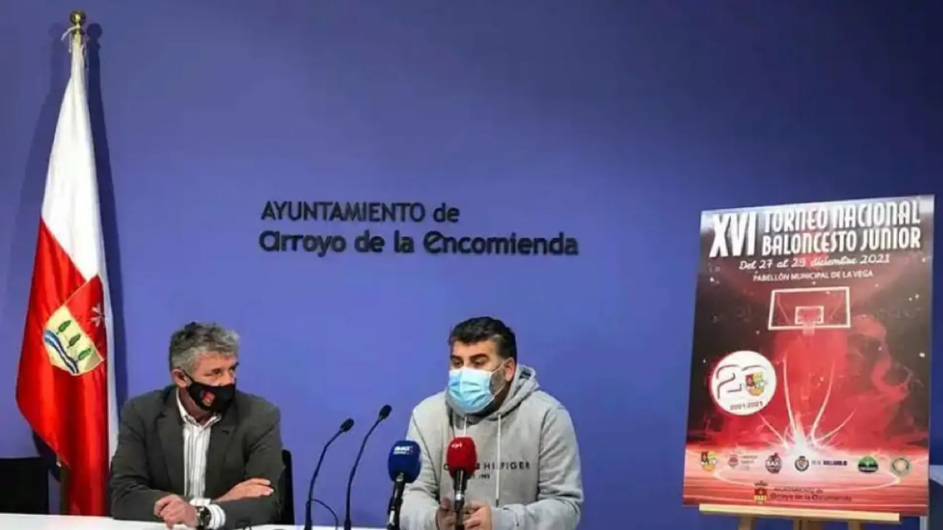 El alcalde de Arroyo de la Encomienda, Sarbelio Fernández, y el presidente del CB La Flecha, José Antonio Cernuda, presentan el torneo