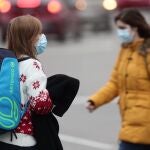 Varias personas con mascarilla en Madrid