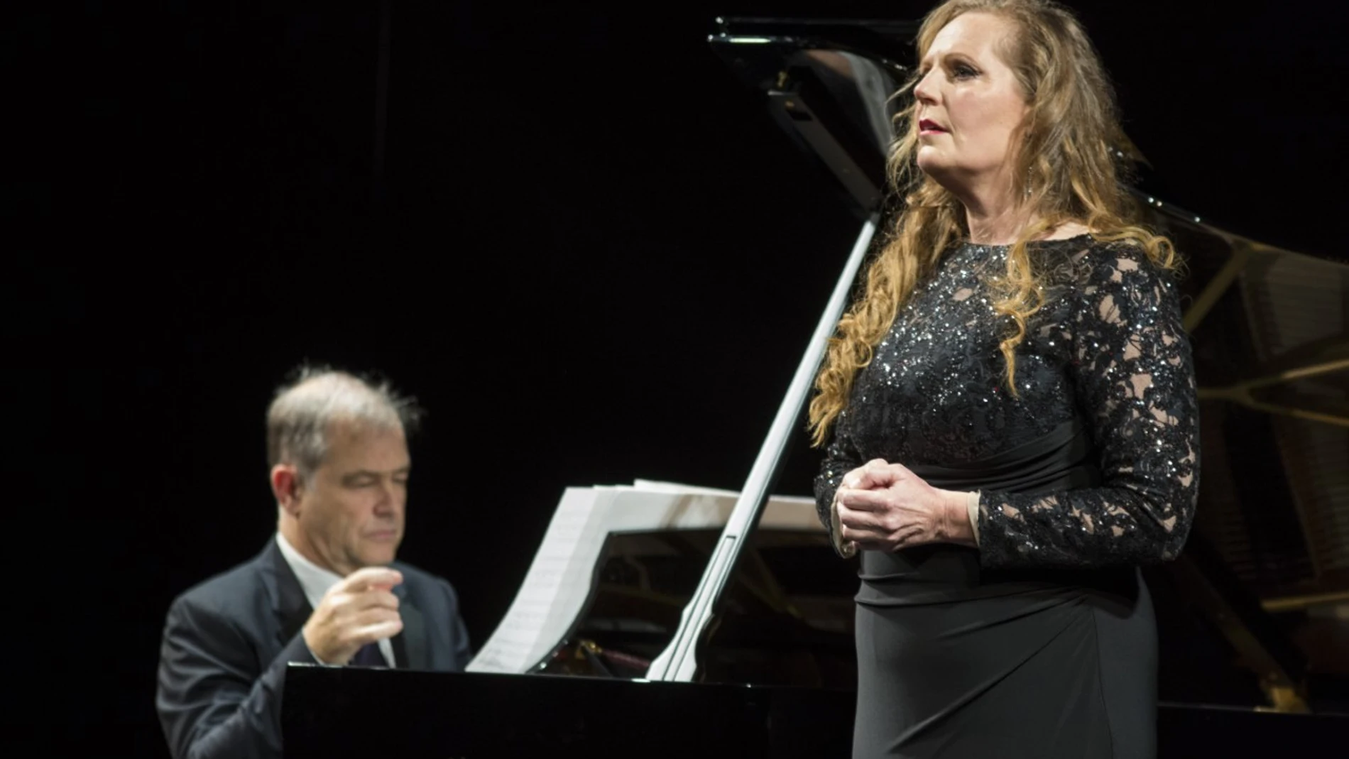 La soprano Eva-Maria Westbroek coincidió con el piano de Julius Drake sobre el escenario del Teatro de la Zarzuela