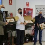 La Cocina Solidaria promovida por la Fundación Caja Rural de Zamora y Asezpan entrega cestas de Navidad a las familias que atiende.