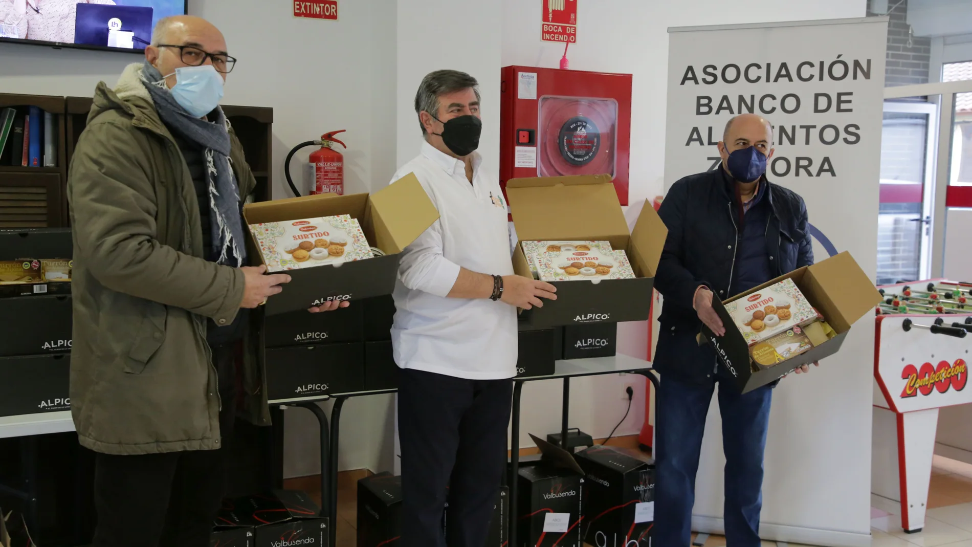 La Cocina Solidaria promovida por la Fundación Caja Rural de Zamora y Asezpan entrega cestas de Navidad a las familias que atiende.