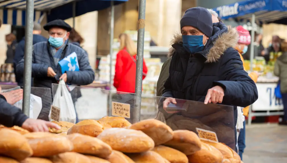 Un hombre compra pan en un Mercado de Navidad de Vitoria | Fuente: EFE/David Aguilar