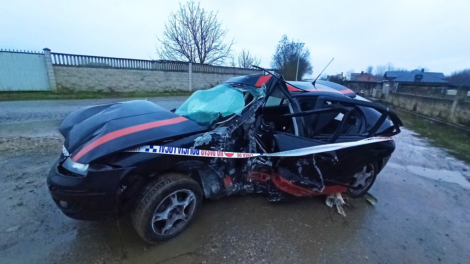 Accidente grave de un turismo en el Camino de Santiago a su paso por el barrio Ponferradina de Fuentes Nuevas (León)