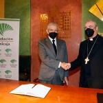 El presidente de la Fundación Unicaja, Braulio Medel, y el obispo de Málaga, Jesús Catalá, tras la firma del convenio