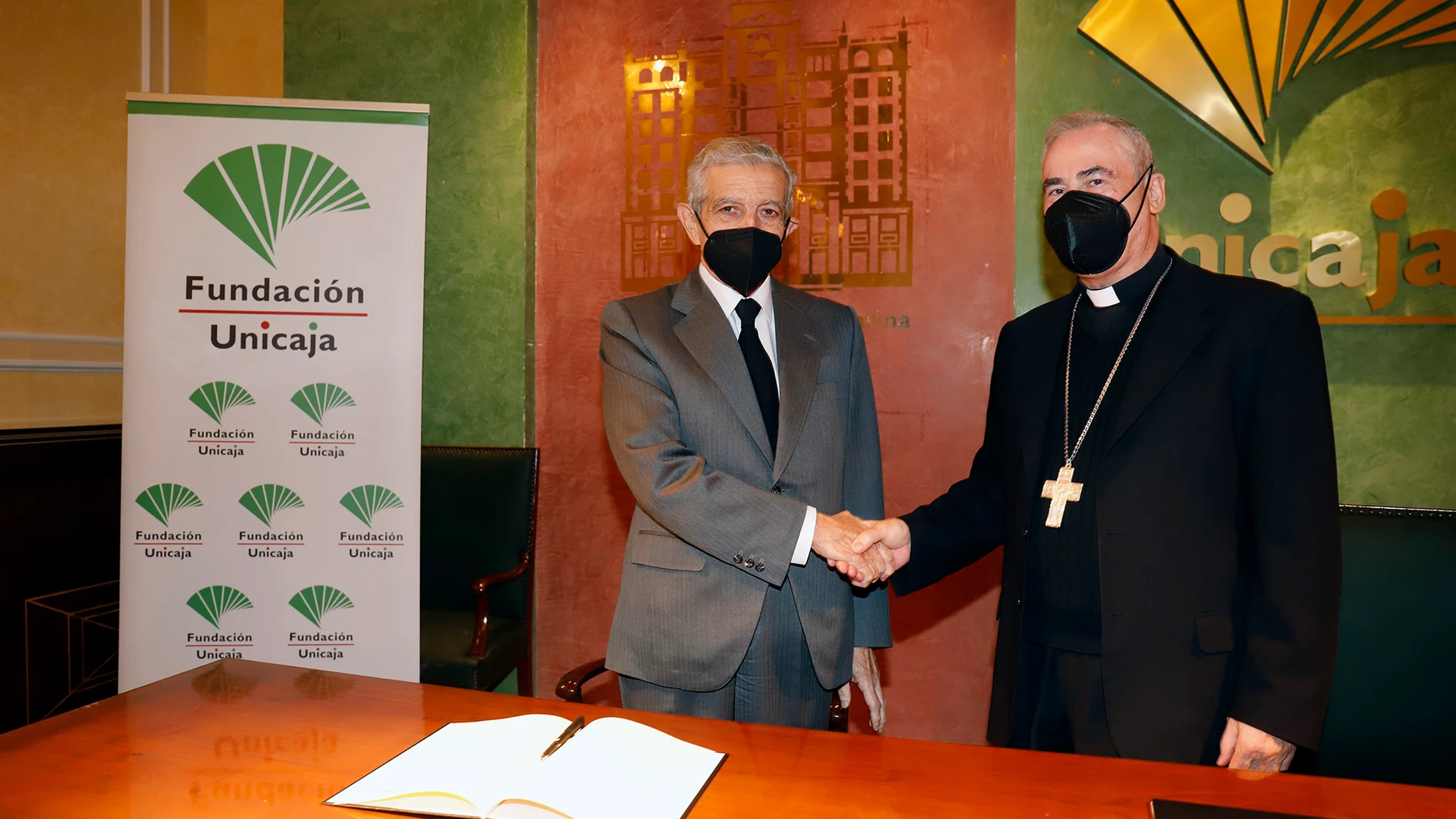 El presidente de la Fundación Unicaja, Braulio Medel, y el obispo de Málaga, Jesús Catalá, tras la firma del convenio
