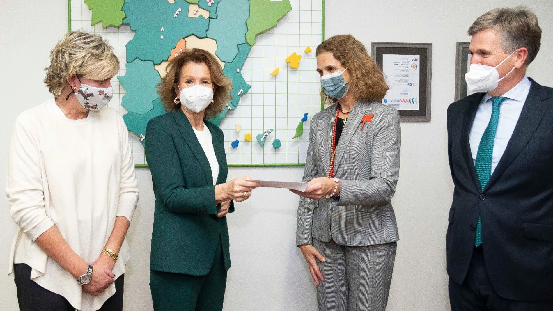 La infanta Elena y Simoneta Gómez-Acebo entregan a Nuevo Futuro la recaudación de la subasta de capones de Cascajares, en presencia de Alfonso Jiménez, CEO de Cascajares