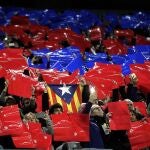 Las gradas del Camp Nou se olvidan del fútbol cuando el reloj marca el minuto 17:14 de cada partido para gritar por la independencia