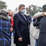El presidente de la Generalitat, Ximo Puig, visita uno de los autobuses del nuevo servicio itinerante de Labora, a 23 de diciembre de 2021, en Valencia, Comunidad Valenciana (España). 23 DICIEMBRE 2021;LABORA;VALENCIA;COMUNIDAD VALENCIANA Rober Solsona / Europa Press 23/12/2021