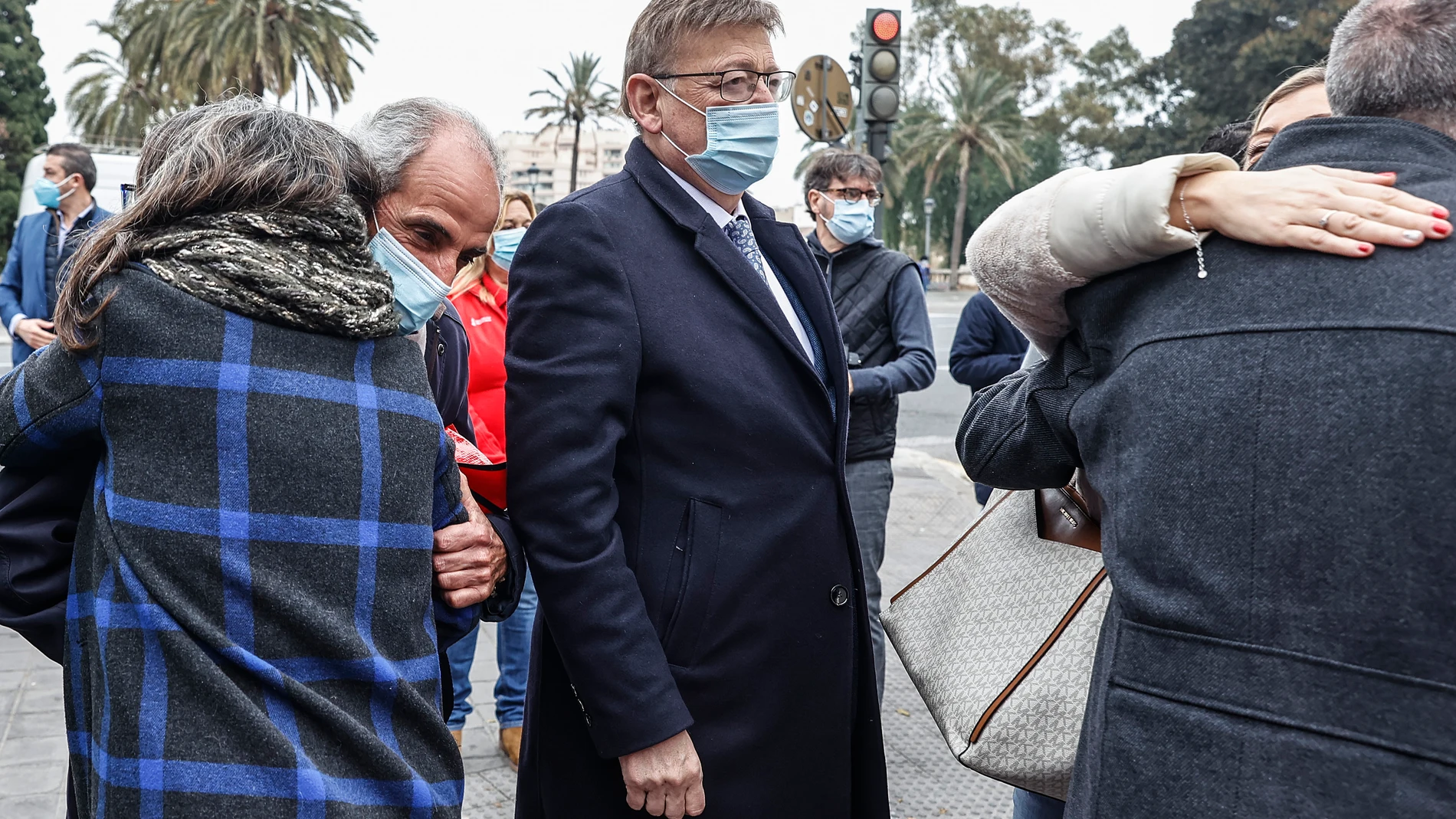 El presidente de la Generalitat, Ximo Puig, visita uno de los autobuses del nuevo servicio itinerante de Labora, a 23 de diciembre de 2021, en Valencia, Comunidad Valenciana (España). 23 DICIEMBRE 2021;LABORA;VALENCIA;COMUNIDAD VALENCIANA Rober Solsona / Europa Press 23/12/2021