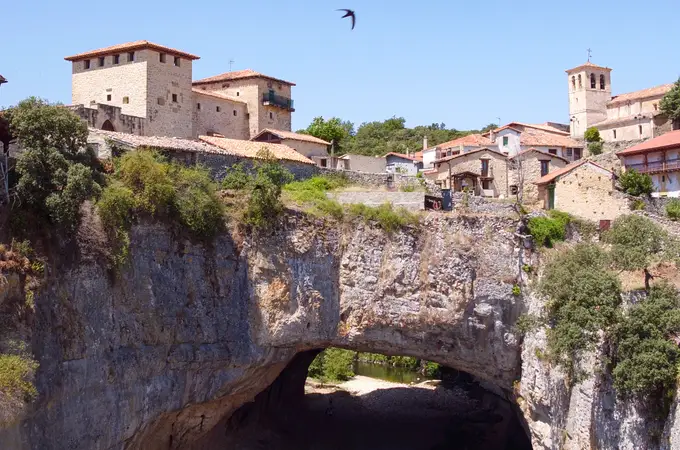 Uno de los pueblos más bonitos de España está apoyado en un impresionante arco de piedra